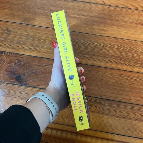 Luckiest Girl Alive by Jessica Knoll, paperback book - Picture 3 of 4